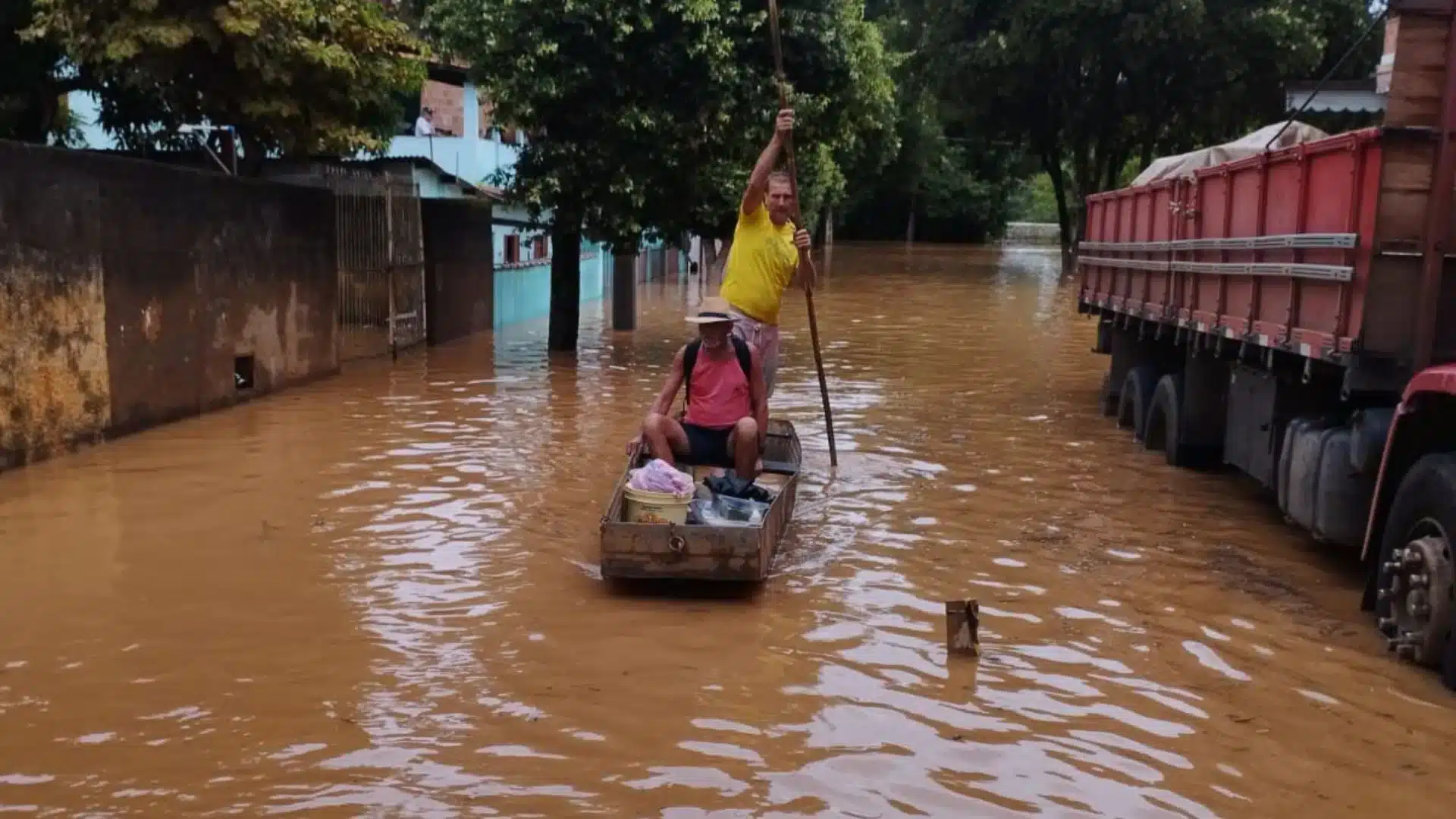 Chuvas extremas transformam ruas em rios no ES