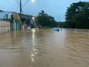Chuvas extremas alagam ruas no sul capixaba