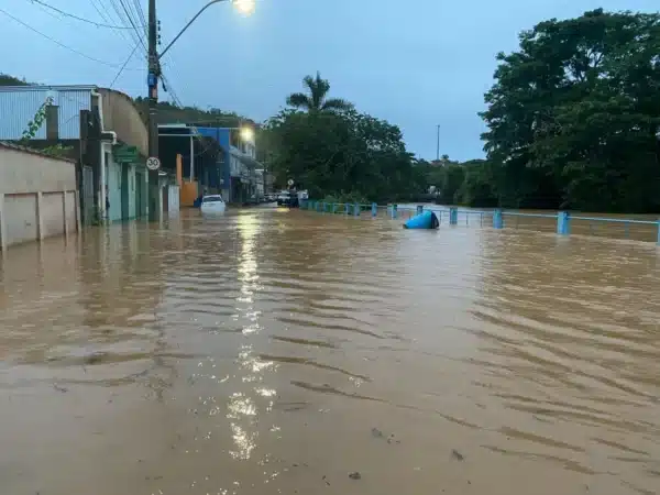 Chuvas extremas alagam ruas no sul capixaba
