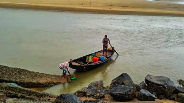 Pescadores na beira do rio