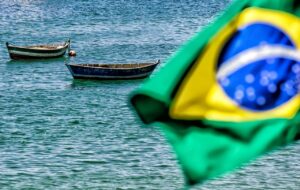 Barcos e a bandeira do Brasil.