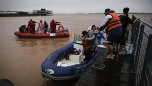 Pessoas sendo resgatas por botes salva vidas