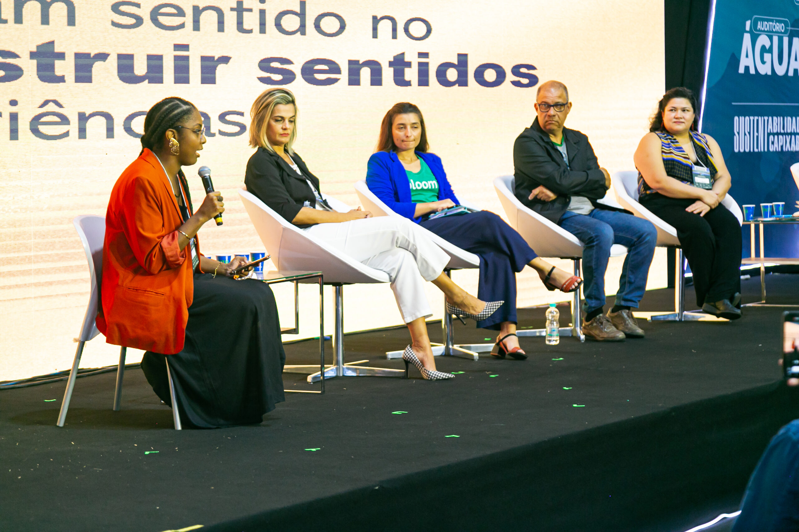 Convidados da edição de 2023 sentados no palco do evento