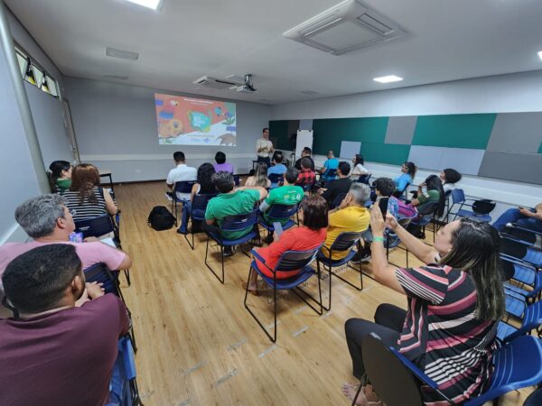 Sala de aula com alunos sentados