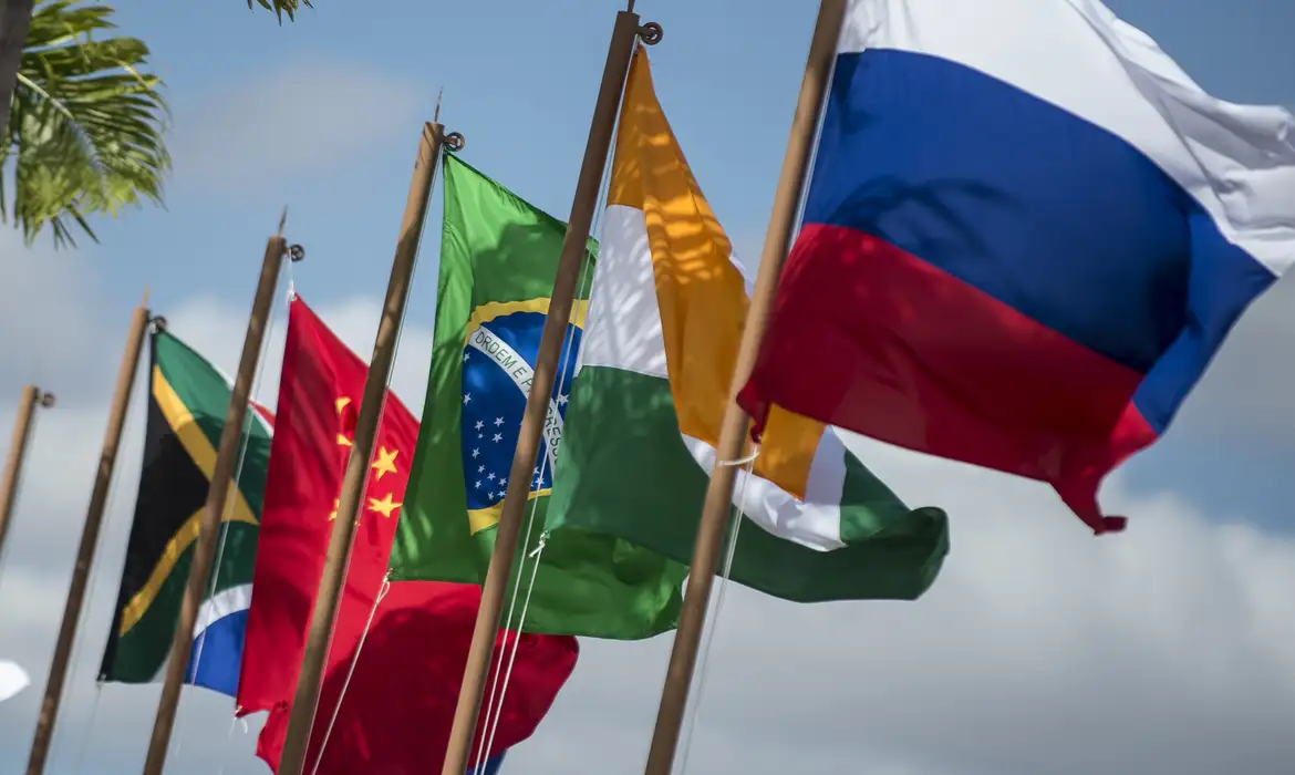 Bandeiras dos países que compõem o Brics