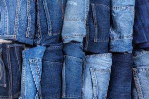 Várias calças jeans dobradas