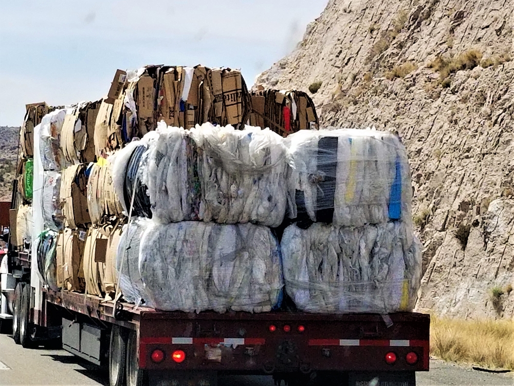 Caminhão com materiais recicláveis