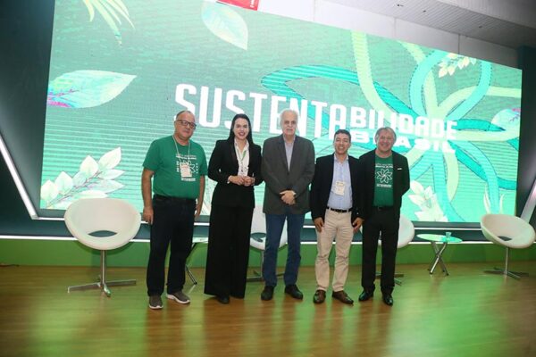 Carlos Nobre e organizadores do evento Sustentabilidade Brasil