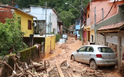 casas foram destruídas em deslizamentos na Barra do Sahy após tempestades no litoral norte de São Paulo