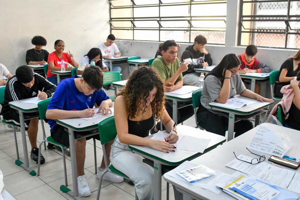 Alunos sentados em escola