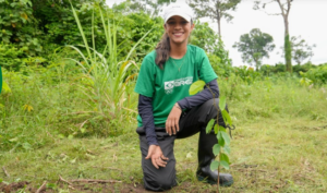 Rayssa Leal plantando muda