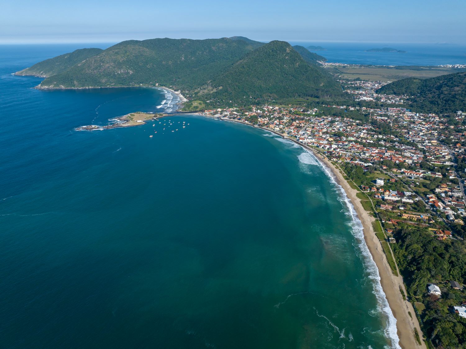 Vista aérea de praia em Santa Catarina