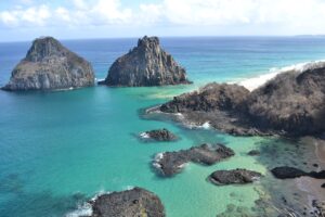 Vista aérea de praia em Fernando de Noronha