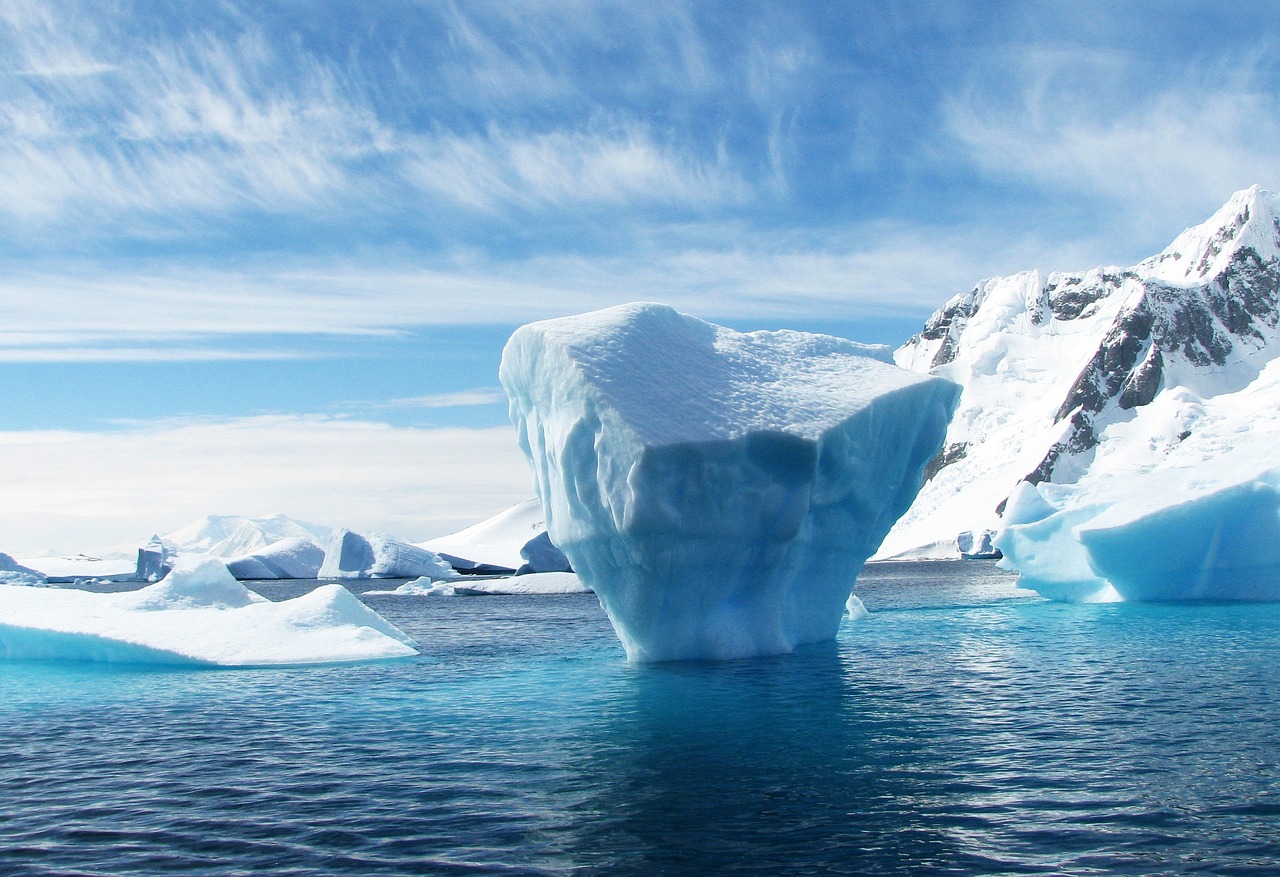 Blocos de gelo e icebergs na Antártica