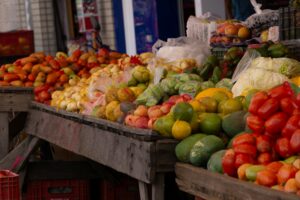 Alimentos expostos em banca de feira