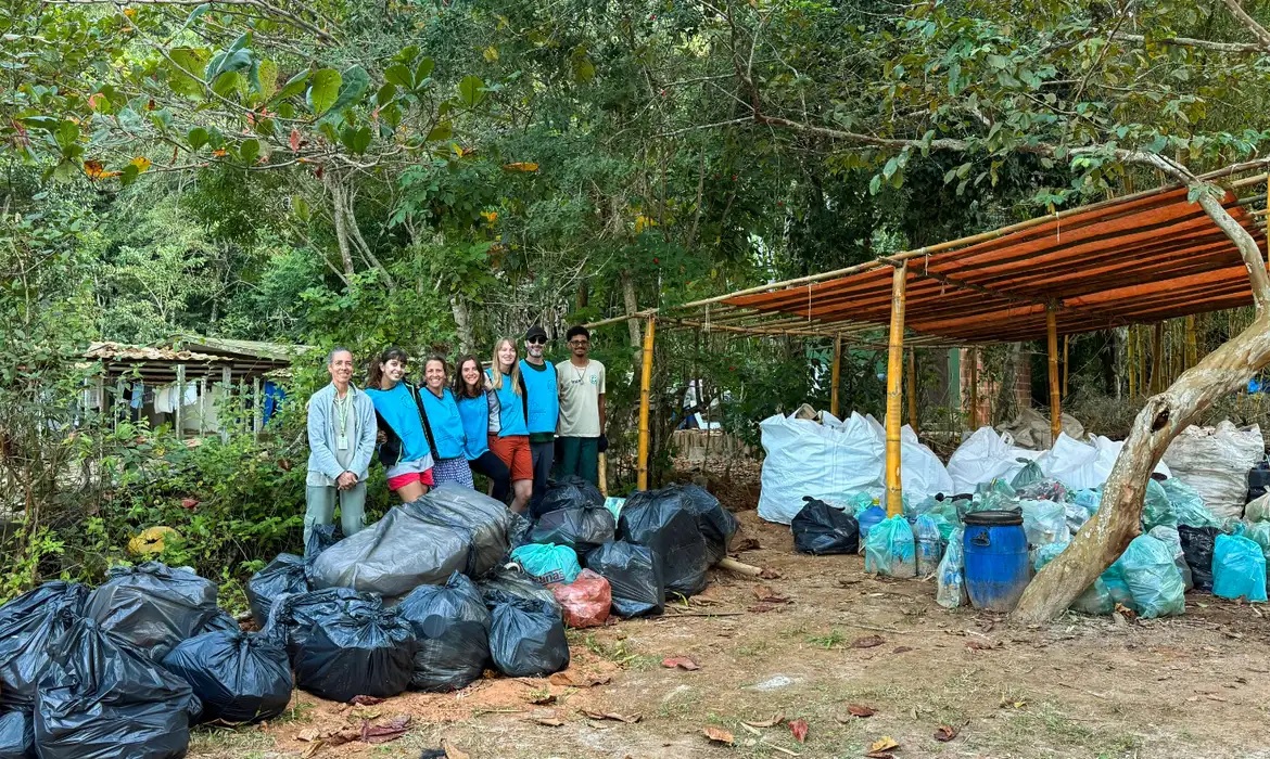 Voluntários coleta